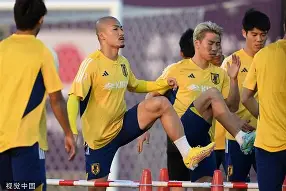 集结日纽卡斯尔备战足总杯，防线松动细节曝光，质疑声仍在，细节决定成败(2077踢掉德克斯特还是不踢)