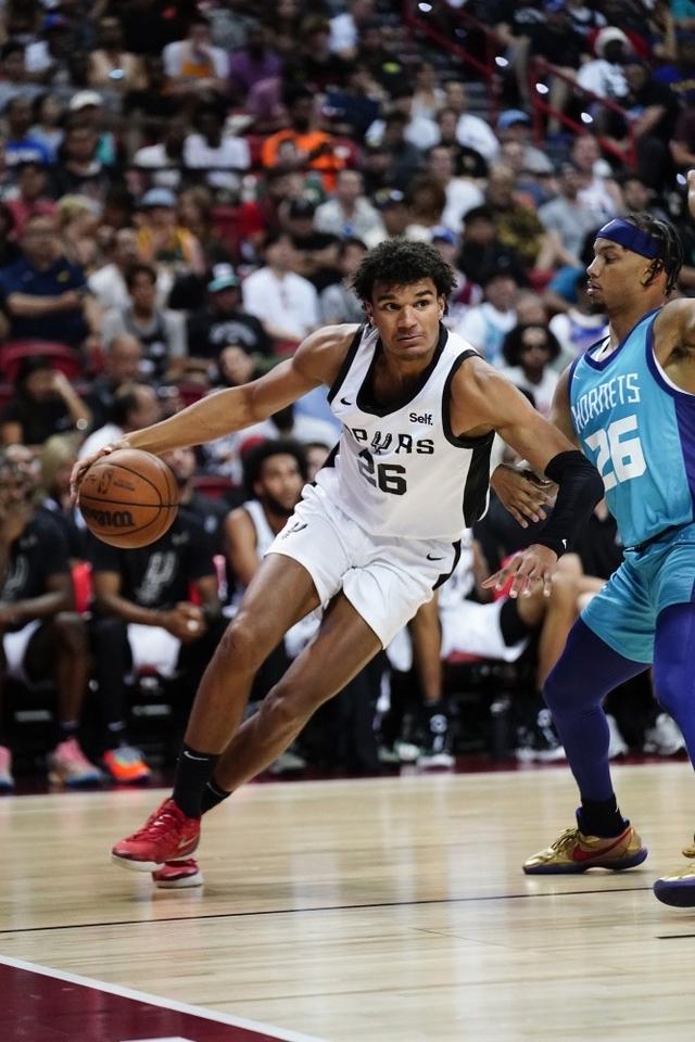 包含离谱！风云突变圣安东尼奥马刺冲刺阶段更衣室发声罗马调整名单备战意甲，夏洛特黄蜂完成体检备战法国杯的词条